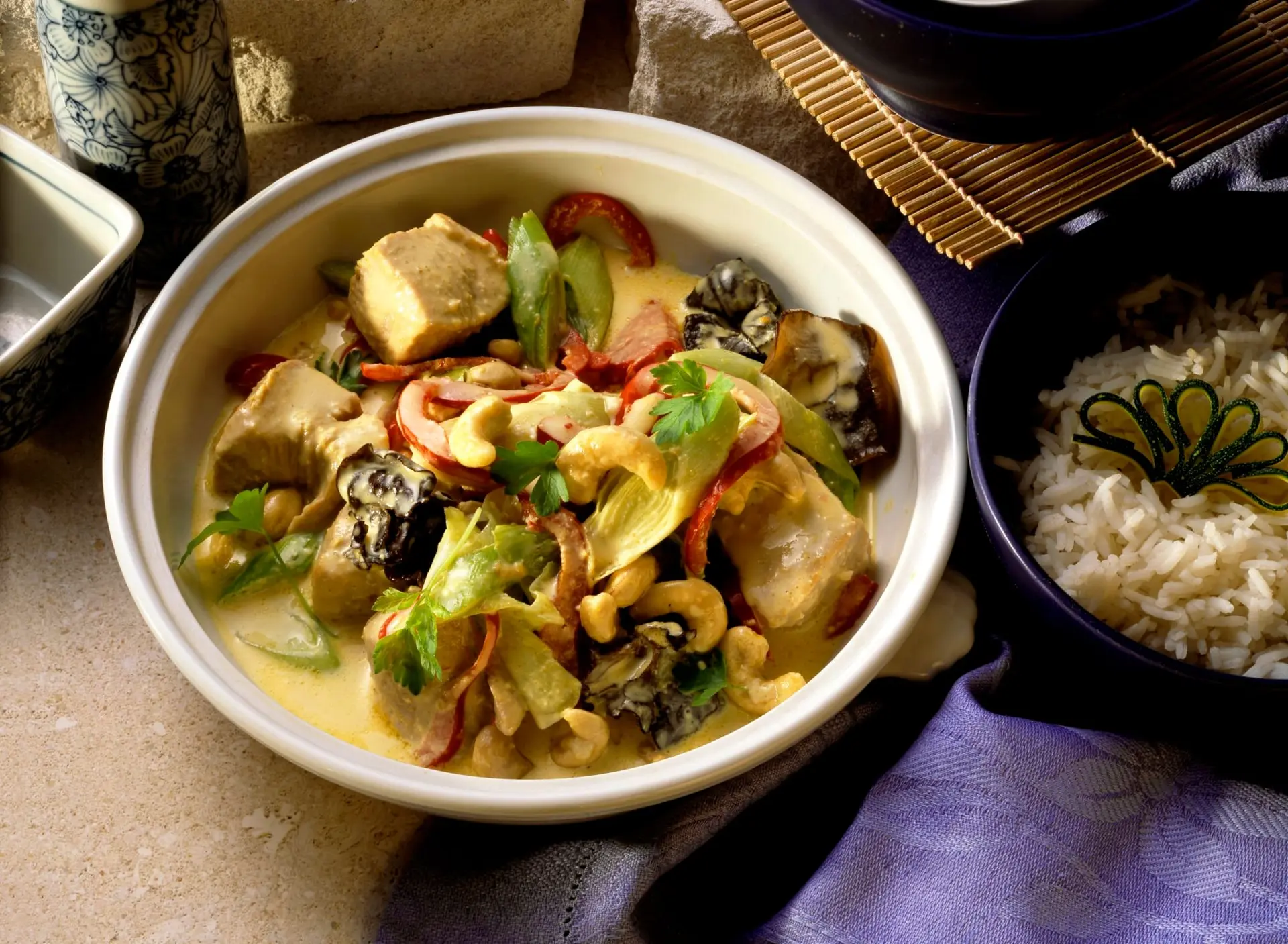 Curry de dinde épicé aux légumes, noix de cajou et champignons noirs