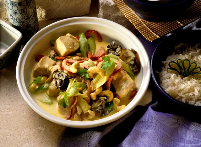 Curry de dinde épicé aux légumes, noix de cajou et champignons noirs