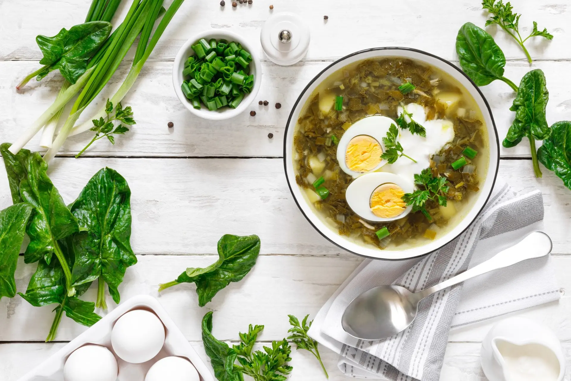 Soupe d'oseille verte et d'épinards avec œuf bouilli et crème