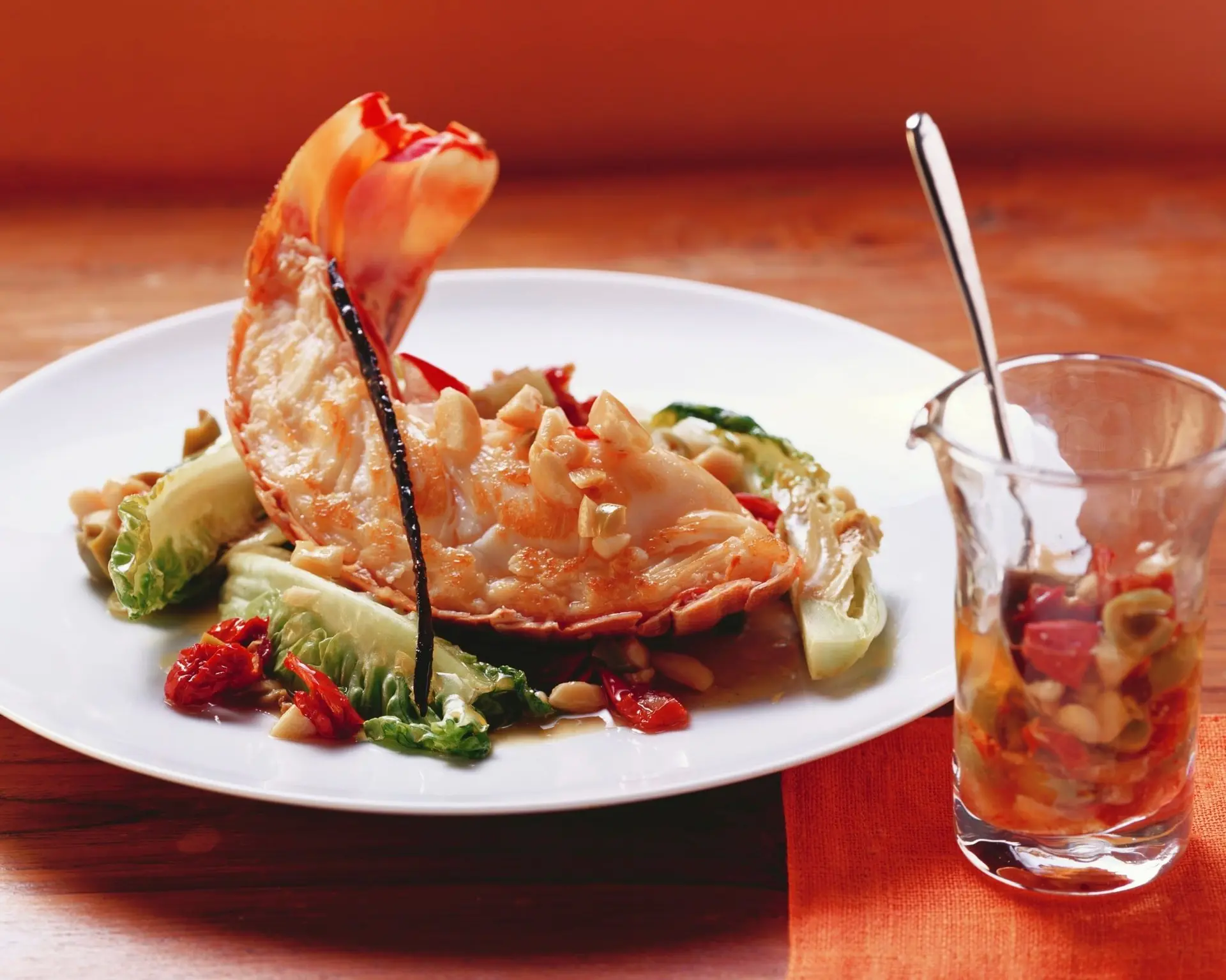 Langouste avec une vinaigrette aux amandes et une gousse de vanille