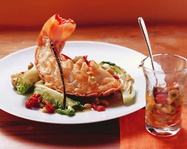 Langouste avec une vinaigrette aux amandes et une gousse de vanille