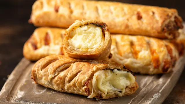 Rouleaux de pâte feuilletée au fromage et à l’oignon