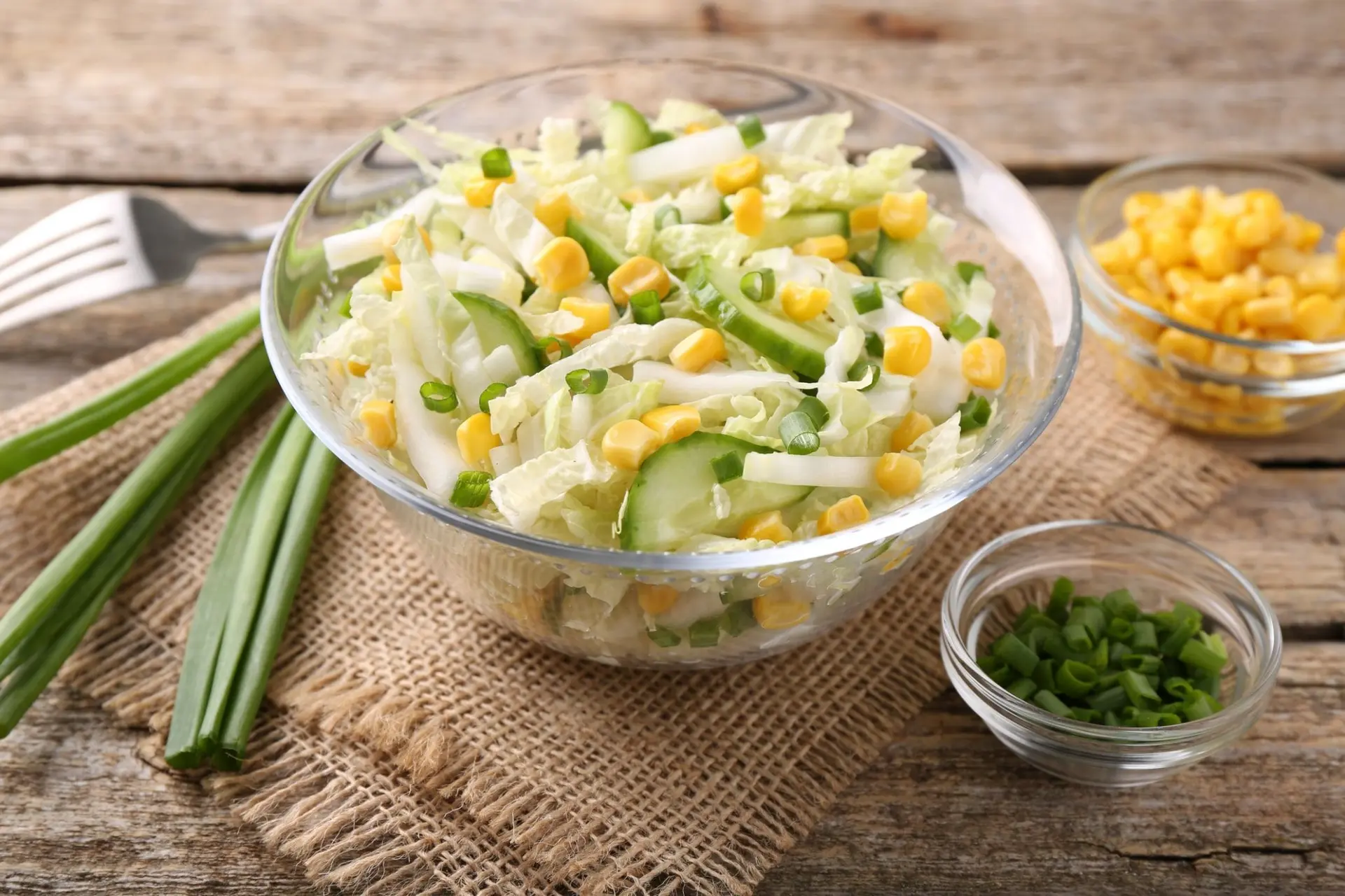 Salade de chou chinois, maïs, concombre et oignon vert