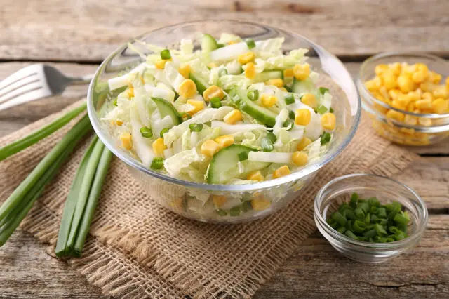 Salade de chou chinois, maïs, concombre et oignon vert