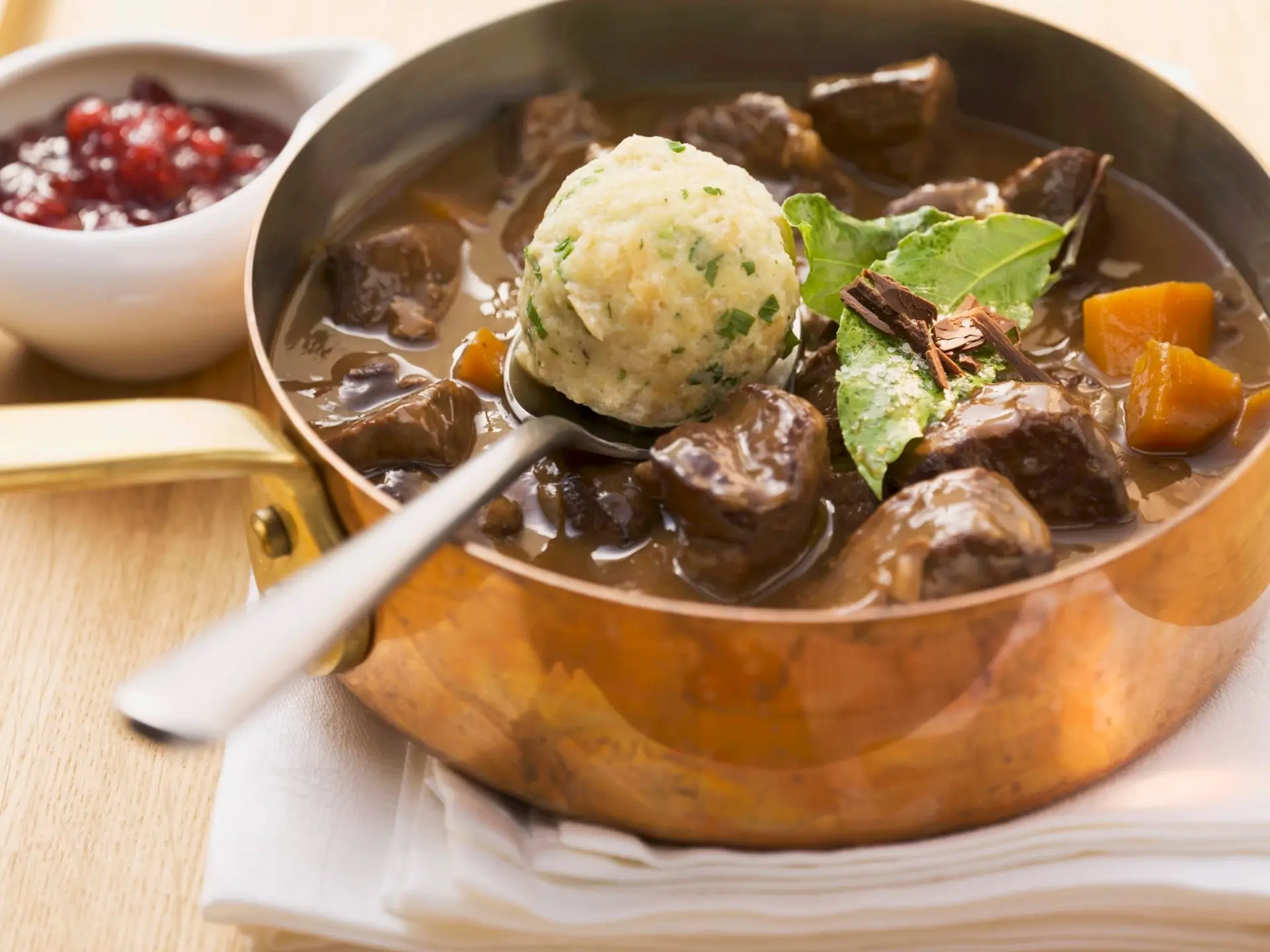 Goulash de venaison cerf avec quenelles de pain
