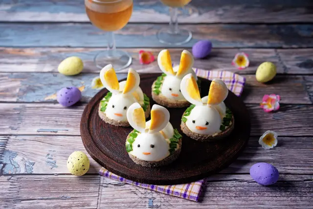 Pain à la sauce mayonnaise et œuf dur en forme de lapin pour Pâques