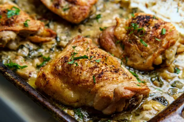 Cuisses de poulet aux artichauts et aux épinards