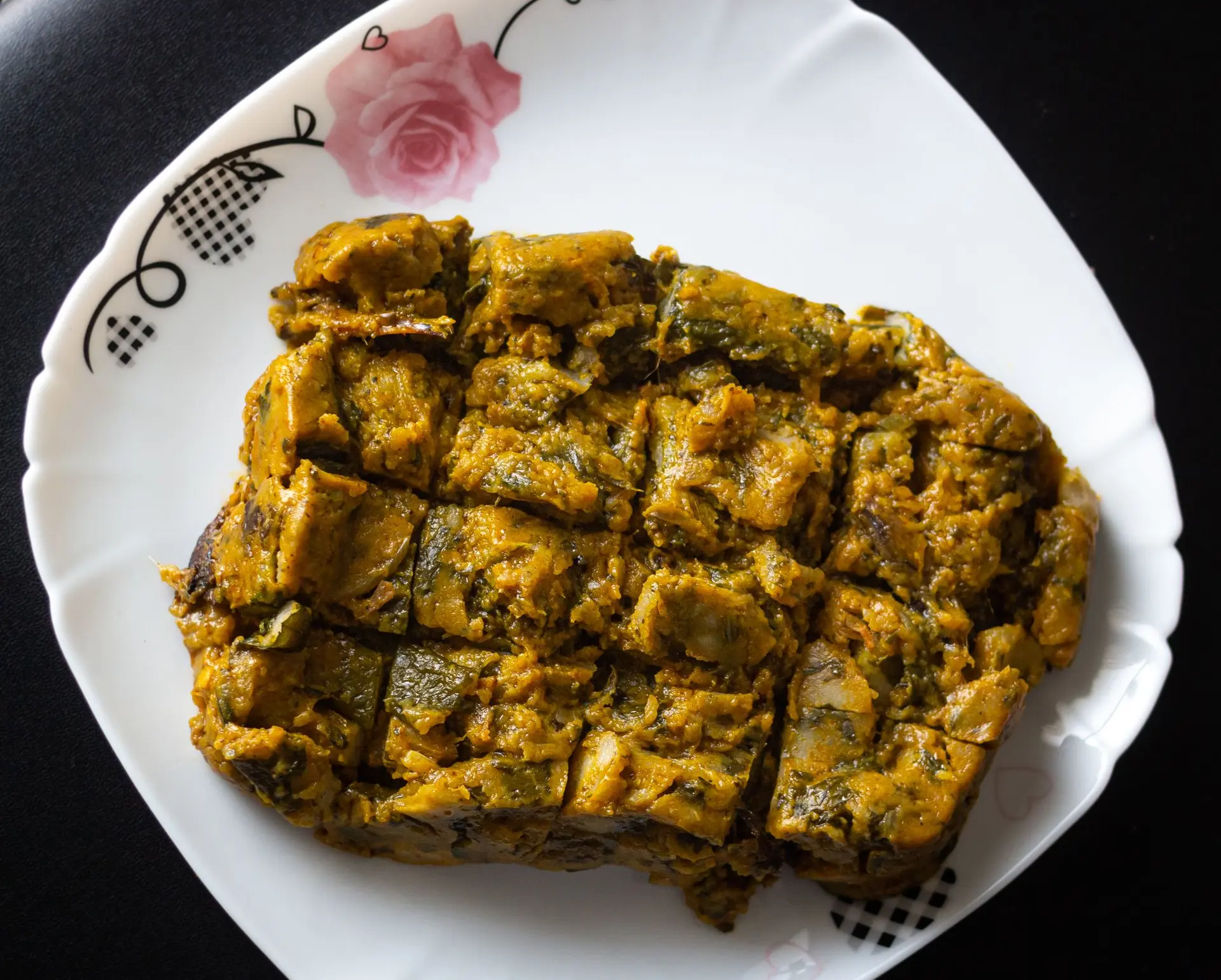Ekwang cuit avec des escargots et du poisson fumé