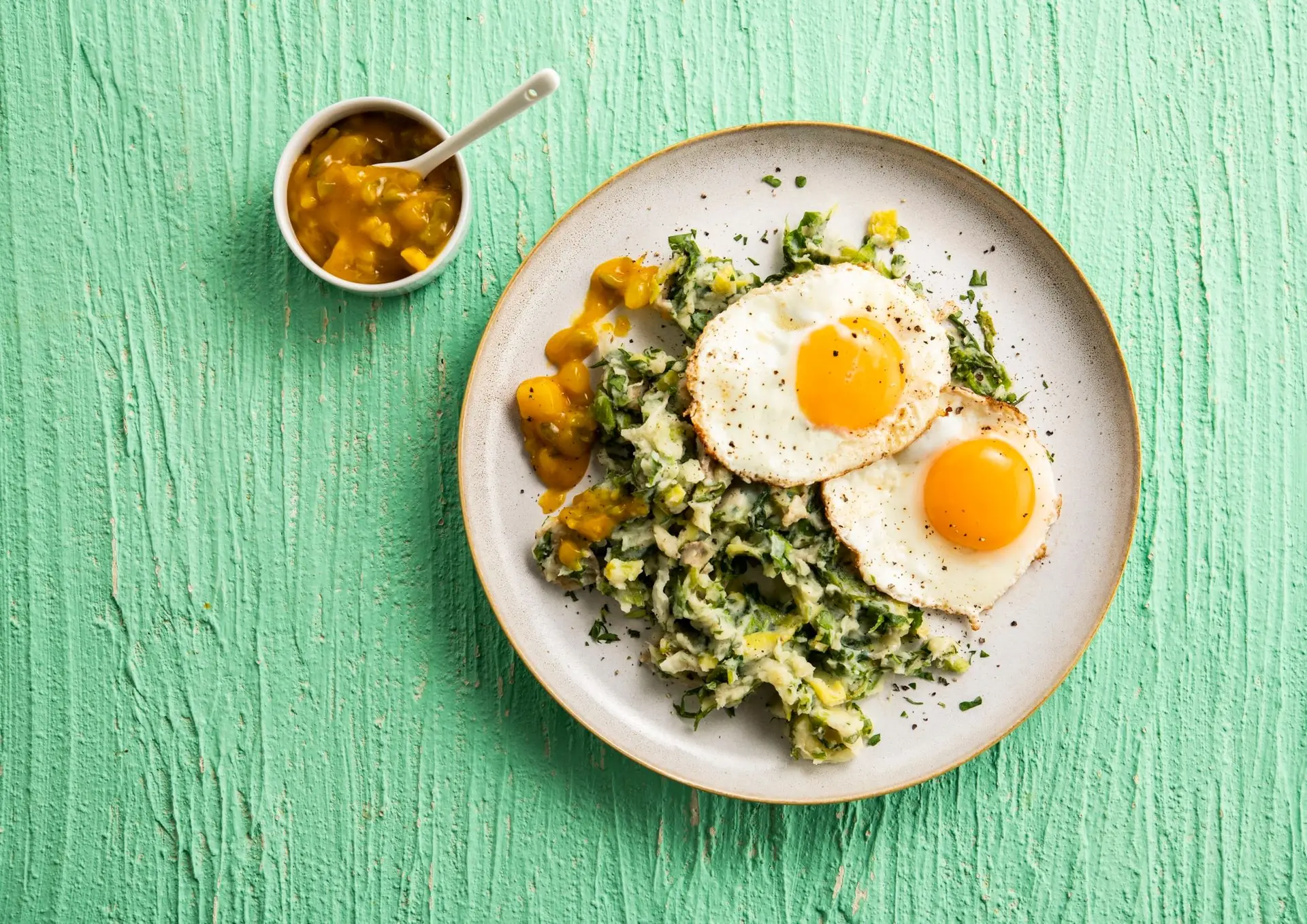 Œuf sur le plat à la purée d'épinard et sauce pickle