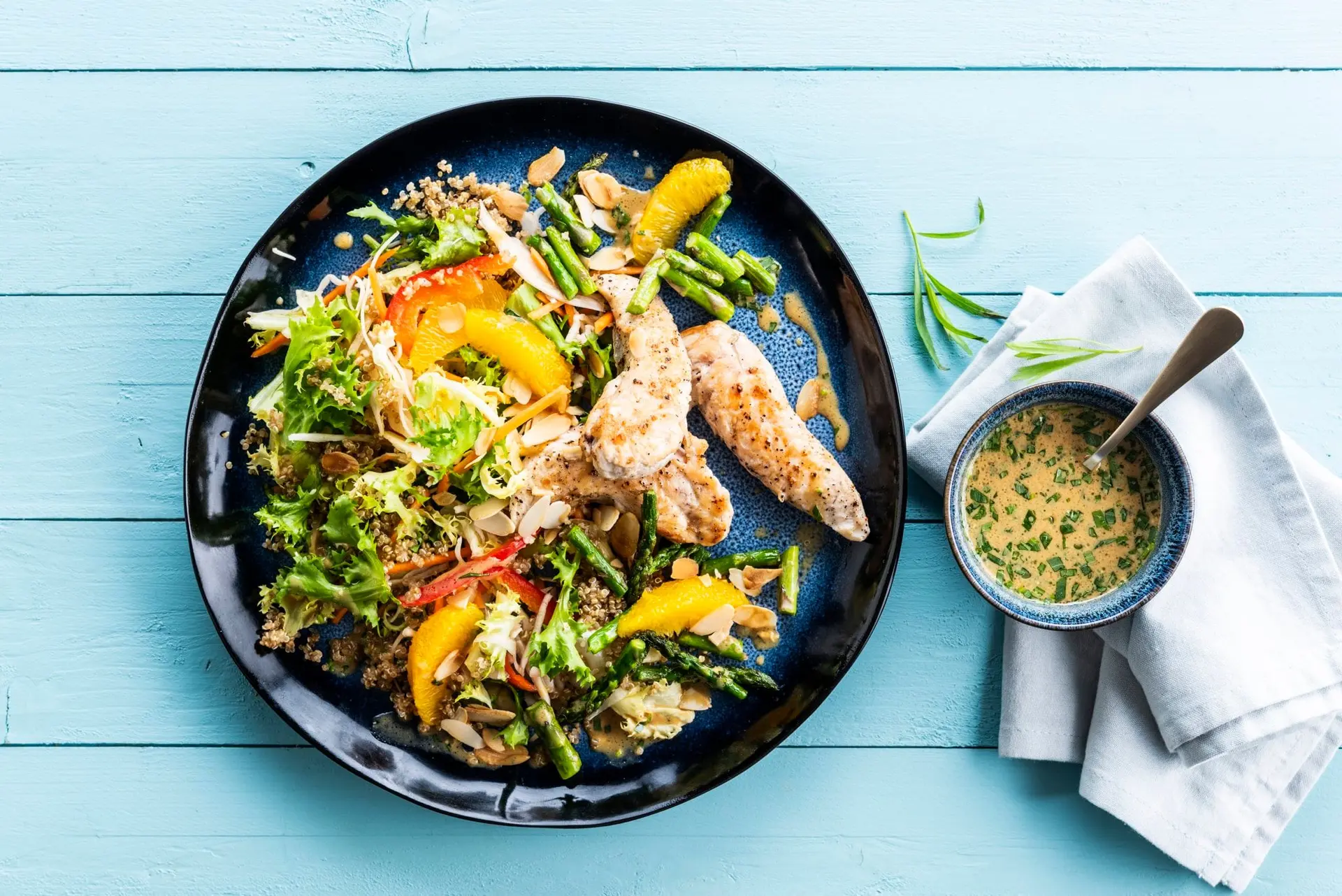 Aiguillettes de poulet au quinoa, asperge verte et sauce dragon à l'orange