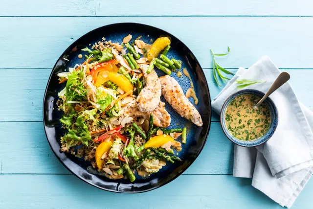 Aiguillettes de poulet au quinoa, asperge verte et sauce dragon à l'orange