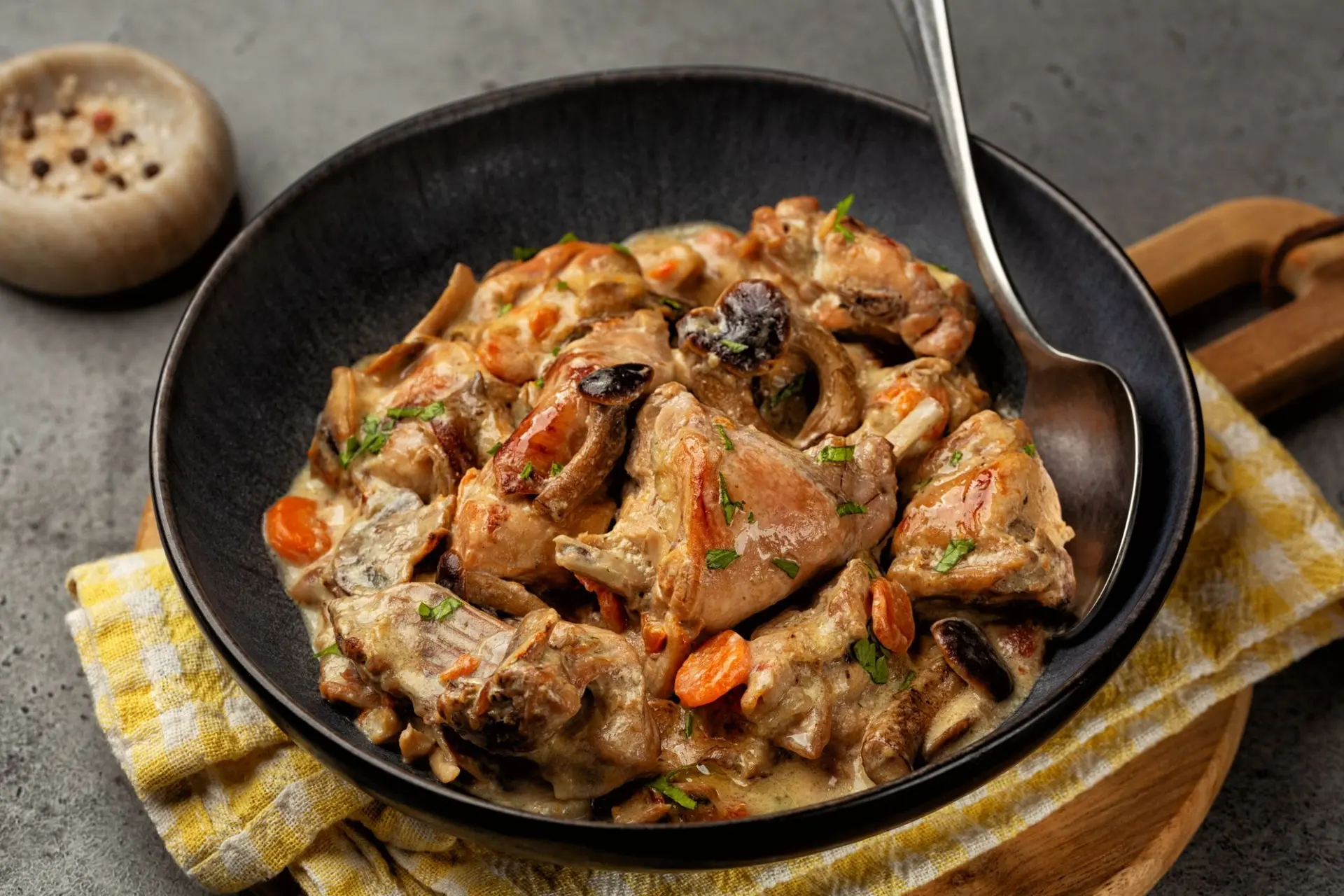 Ragoût crémeux de lapin et de champignons sauce au vin