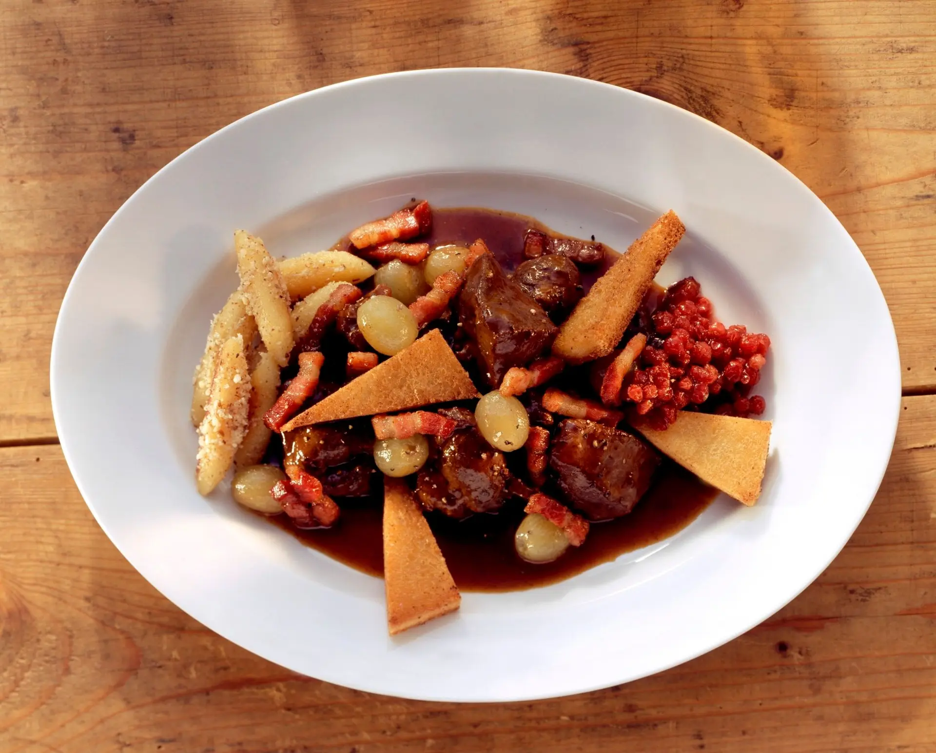 Ragoût de venaison aux raisins, lardons, croûtons et nouilles de pommes de terre