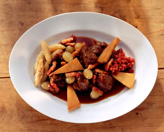 Ragoût de venaison aux raisins, lardons, croûtons et nouilles de pommes de terre
