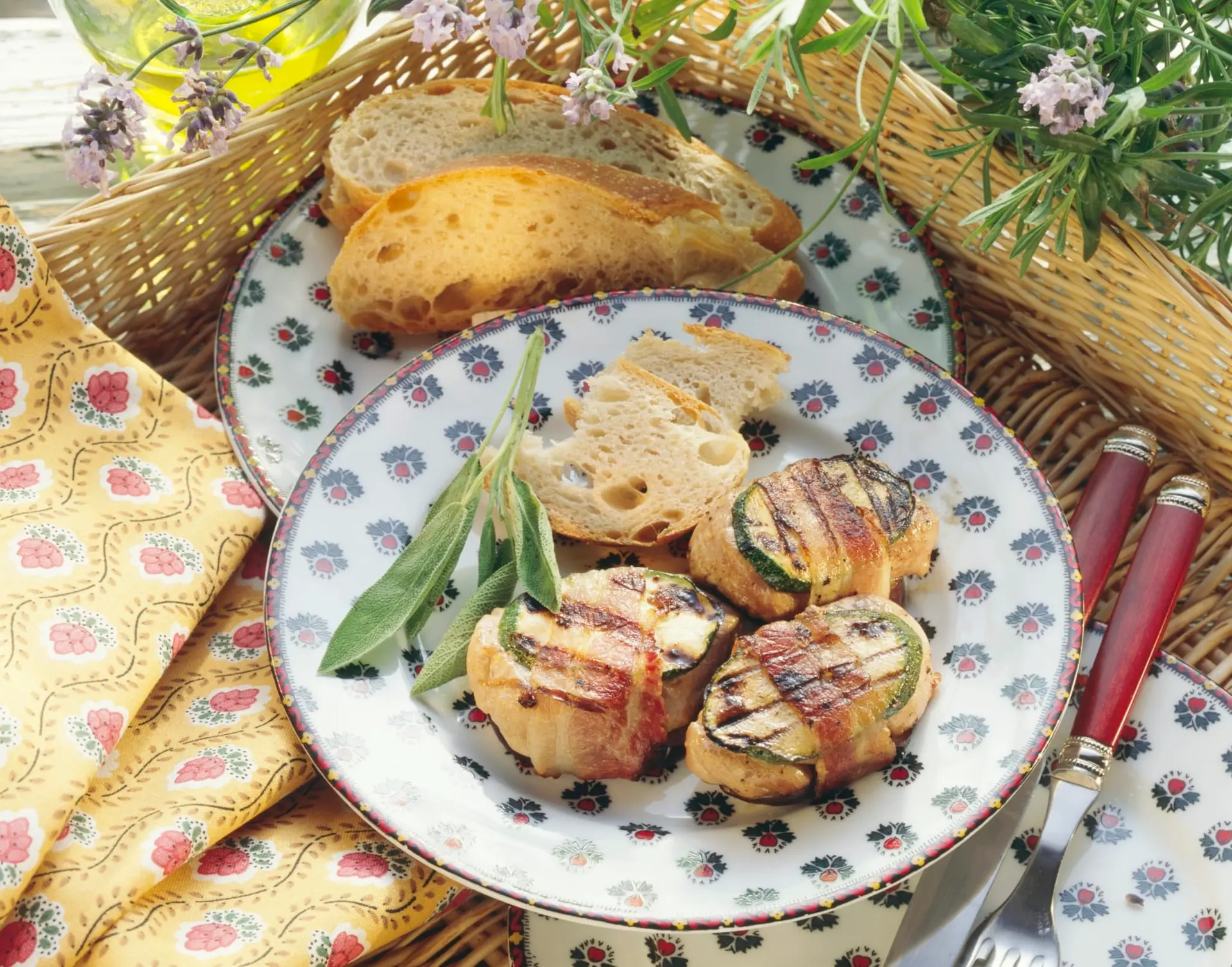 Médaillons de porc provençaux aux courgettes enveloppés dans du bacon