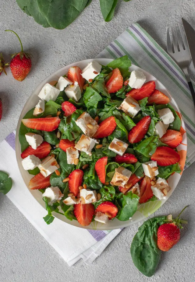 Recette salade aux fraises, épinards, feta et pignons de pin assaisonnée de balsamique