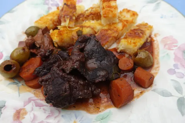 Daube, ragoût de bœuf sauce au vin rouge, servi avec polenta
