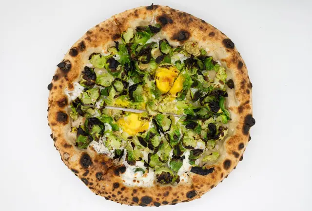 Pizza napolitaine avec choux de Bruxelles