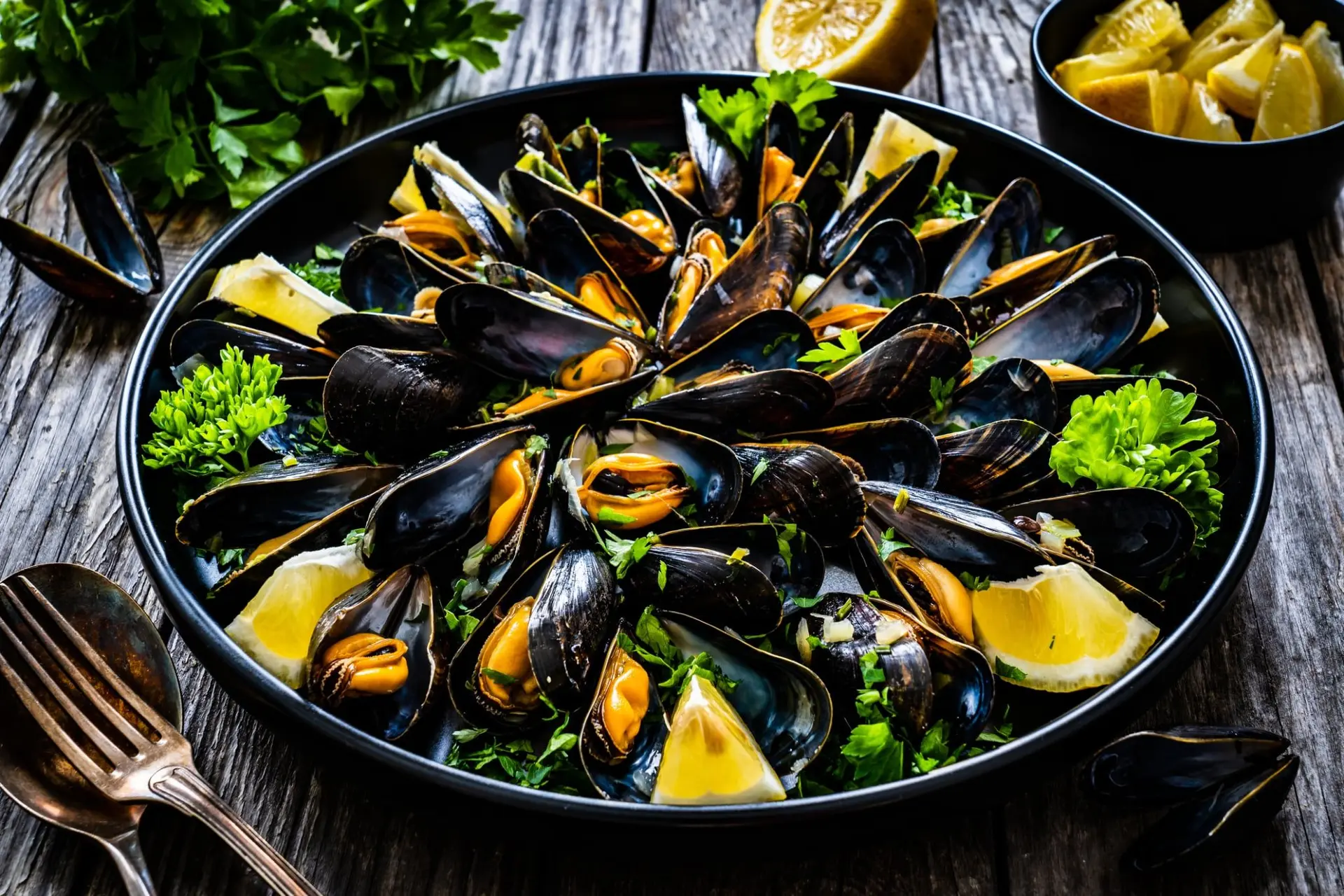 Moules cuites avec citron et persil