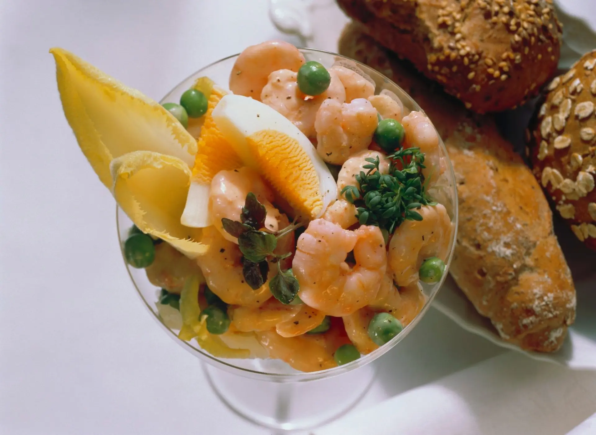Cocktail de crevettes à la chicorée et œuf dur
