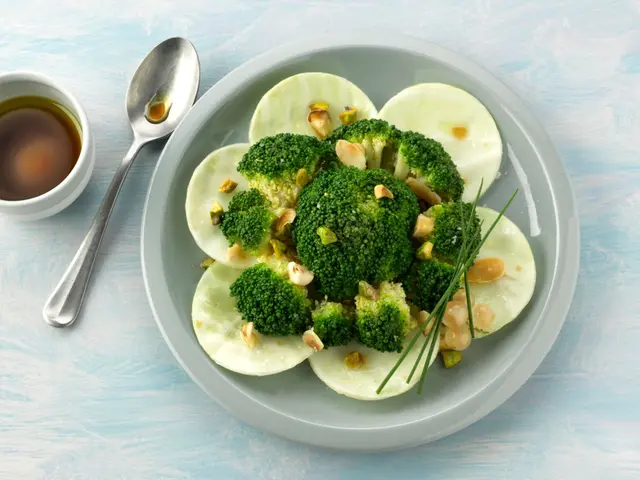 Salade de brocolis aux pointes d'asperges vertes, fruits secs, raisin blanc et ronds de chou-rave