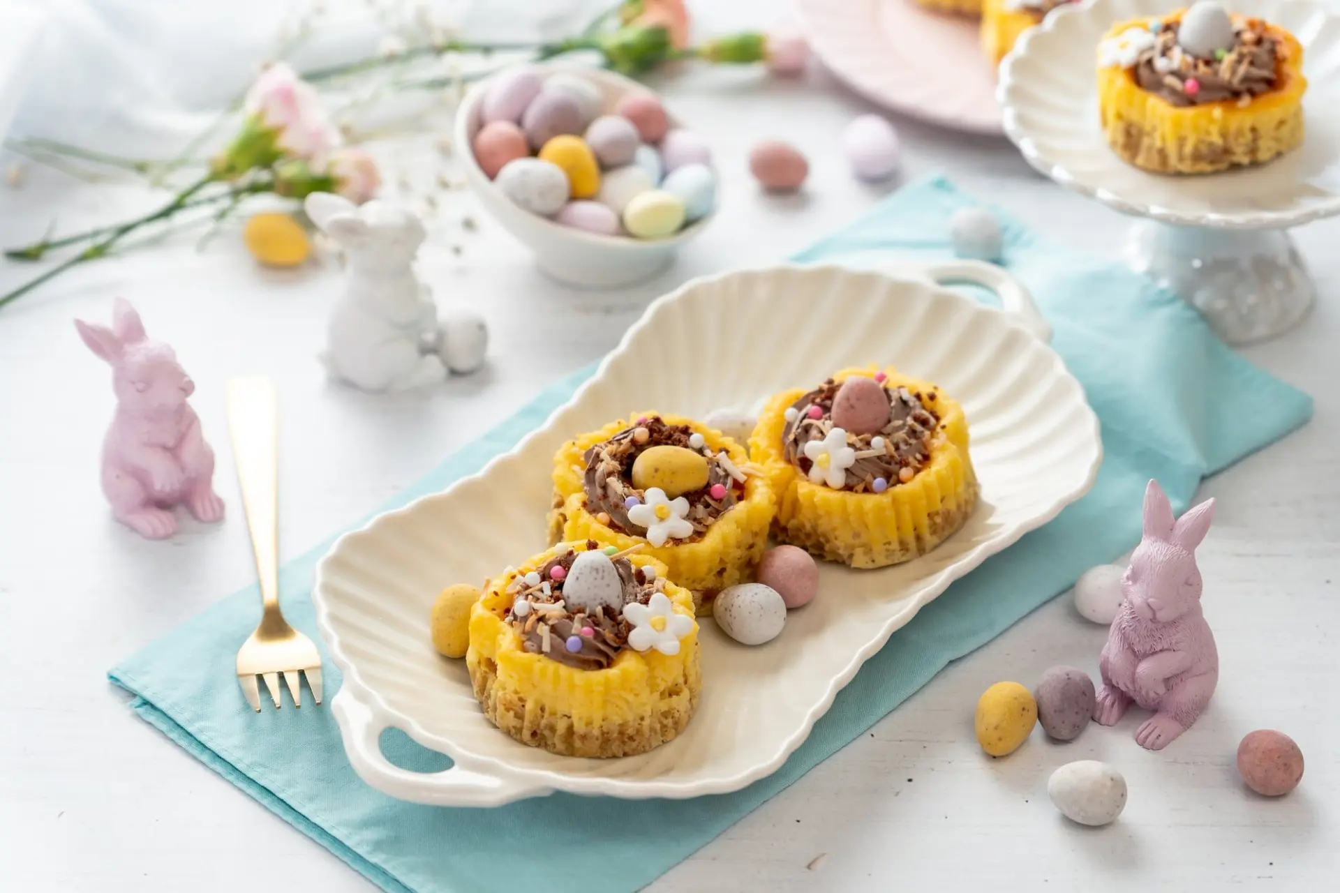 Nid d’oiseau à la crème au chocolat et mini œufs en bonbon pour Pâques