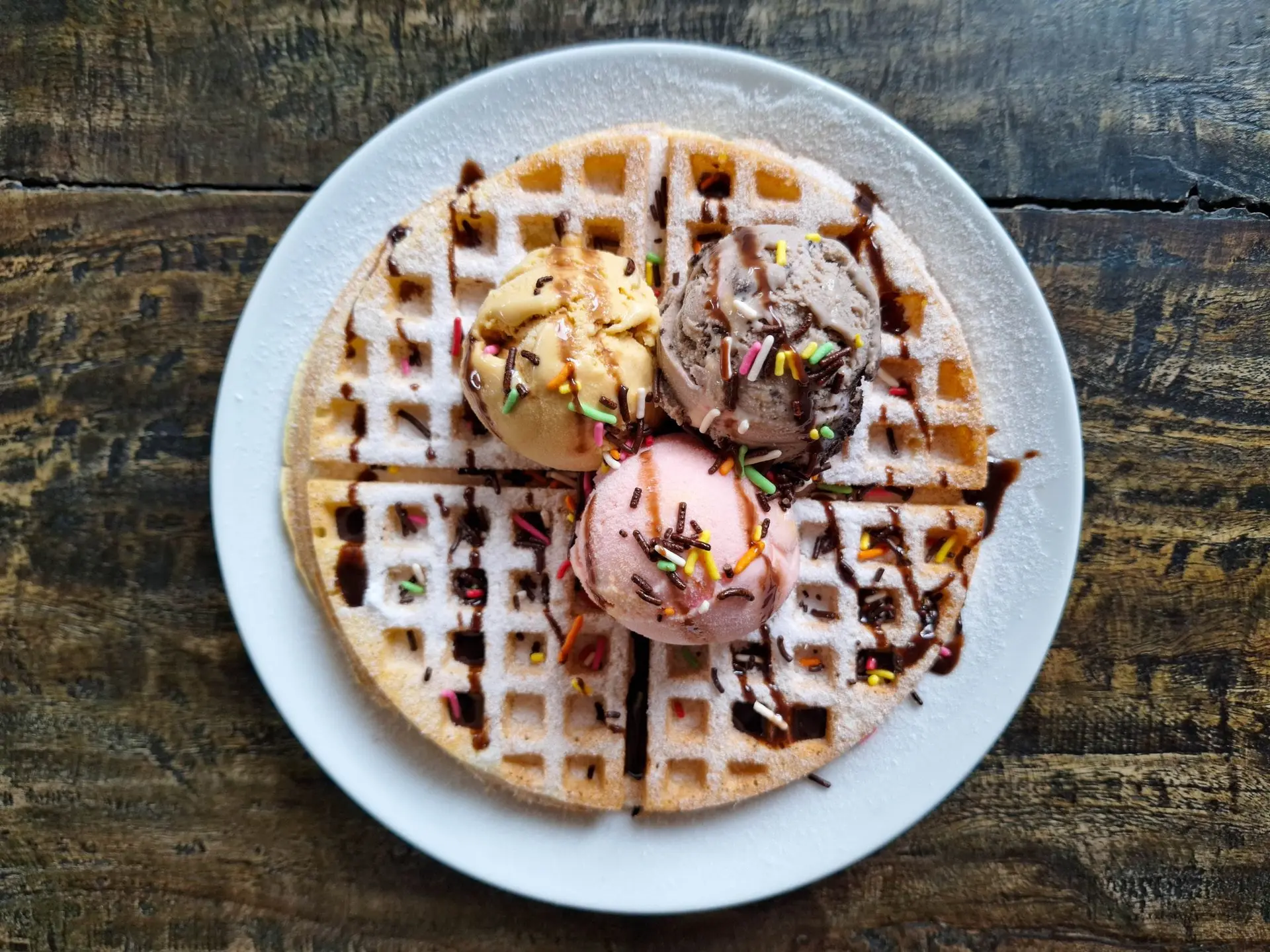 Gaufre belge avec glace au chocolat, glace à la fraise et glace aux amandes