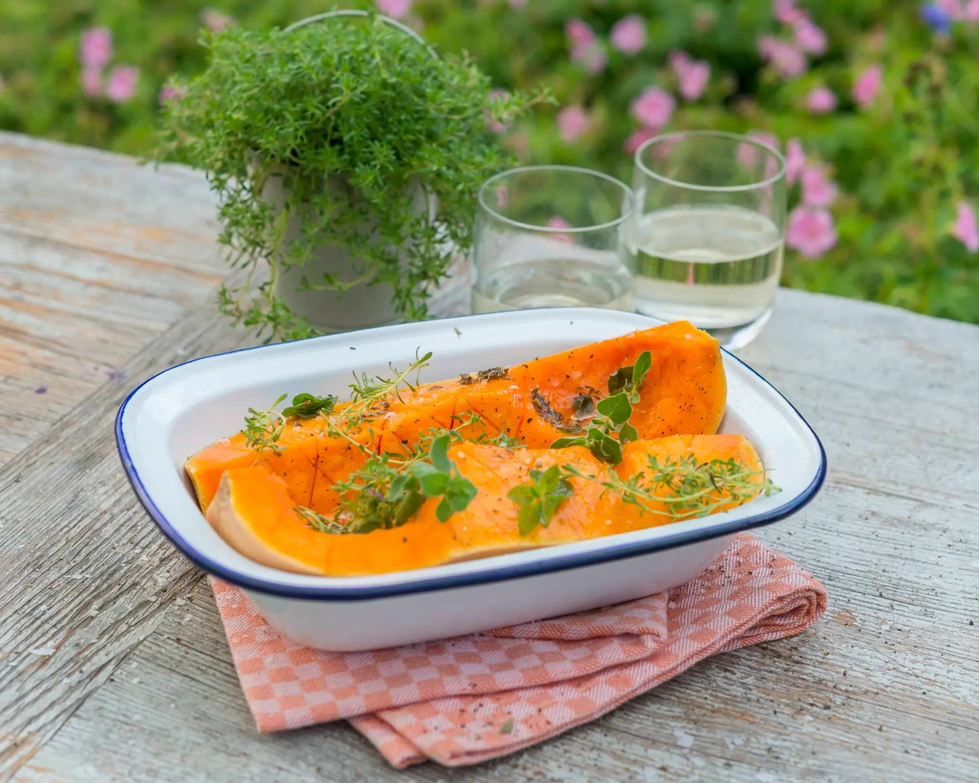 Courge butternut rôtie en quartiers aux herbes fraîches