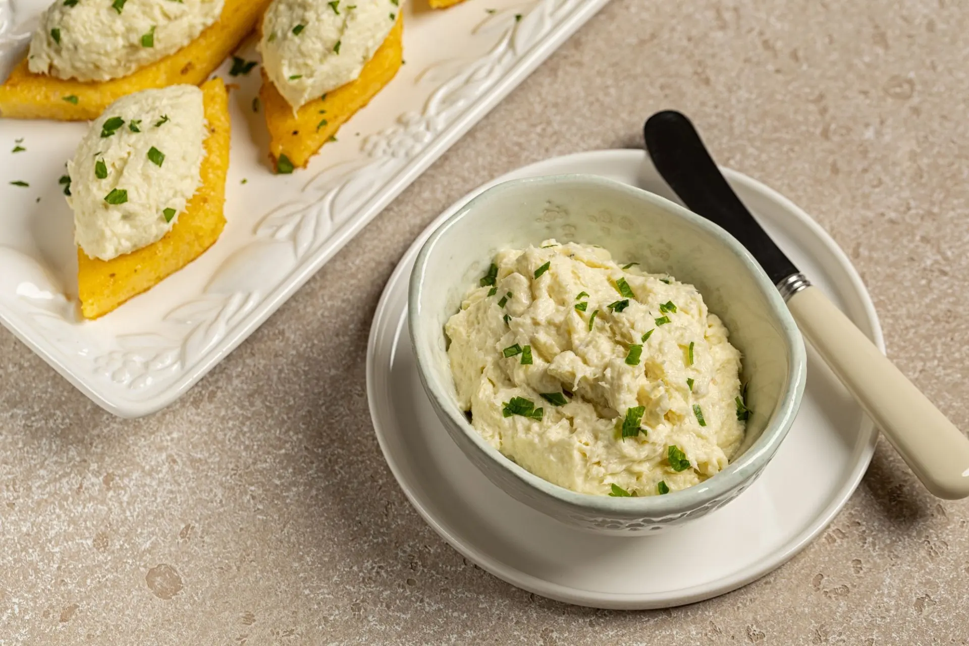 Tartinée de morue salée fouettée et crémeuse, sur croûtons de polenta frits