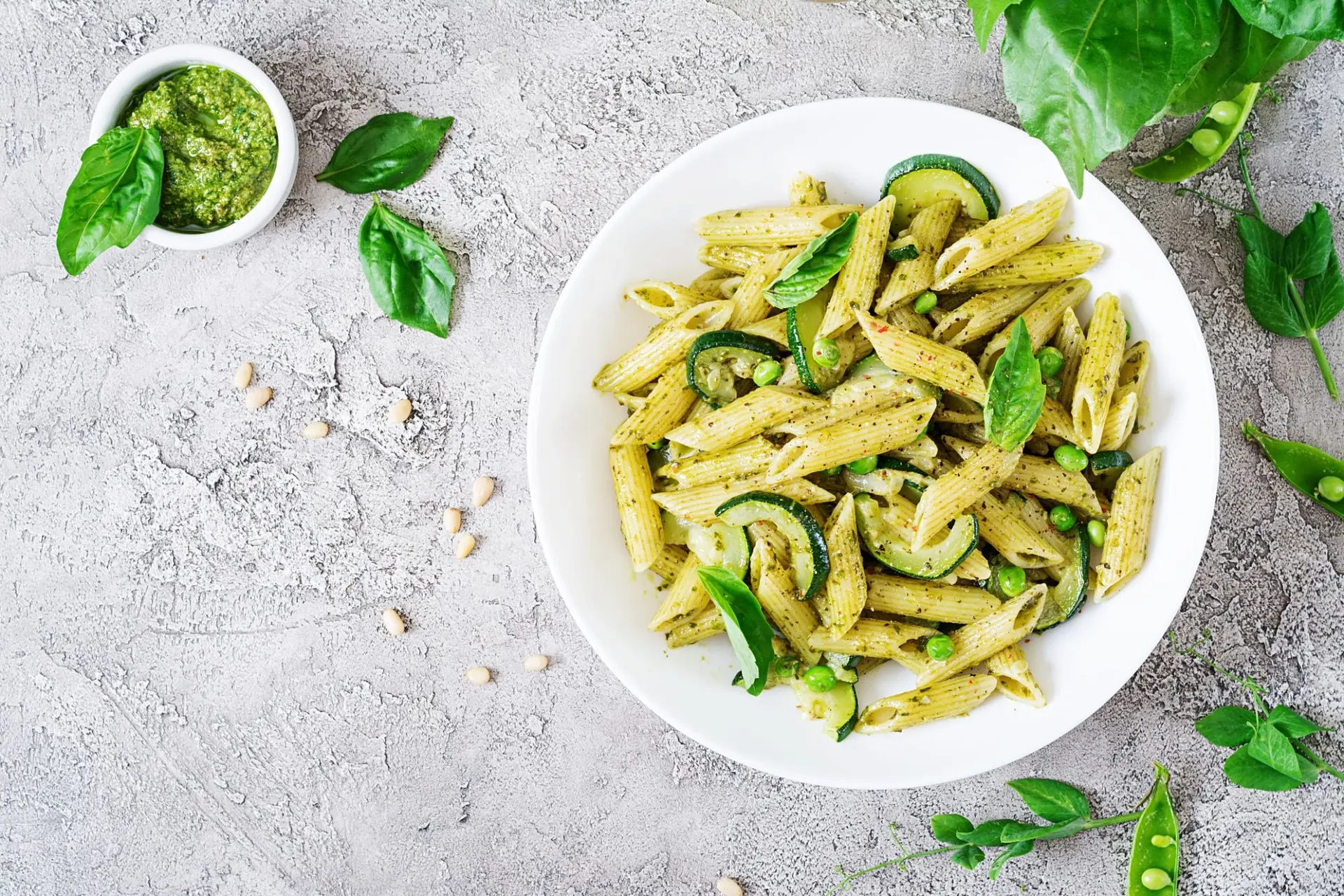 Penne sauce pesto, courgettes, petits pois et basilic