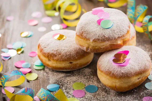 Berliner ou beignet fourré à la crème pâtissière ou à la confiture
