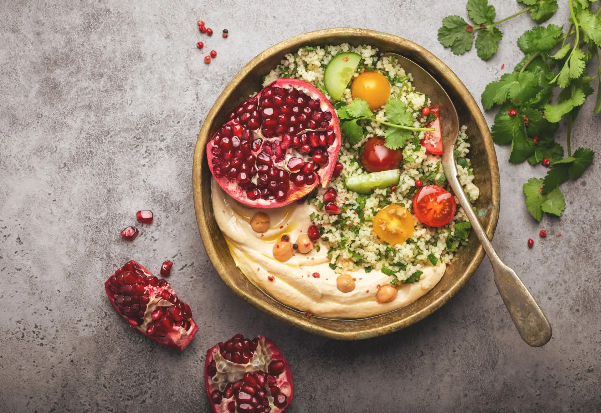 Taboulé aux légumes, houmous et grenade fraîche