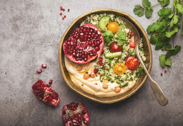 Taboulé aux légumes, houmous et grenade fraîche