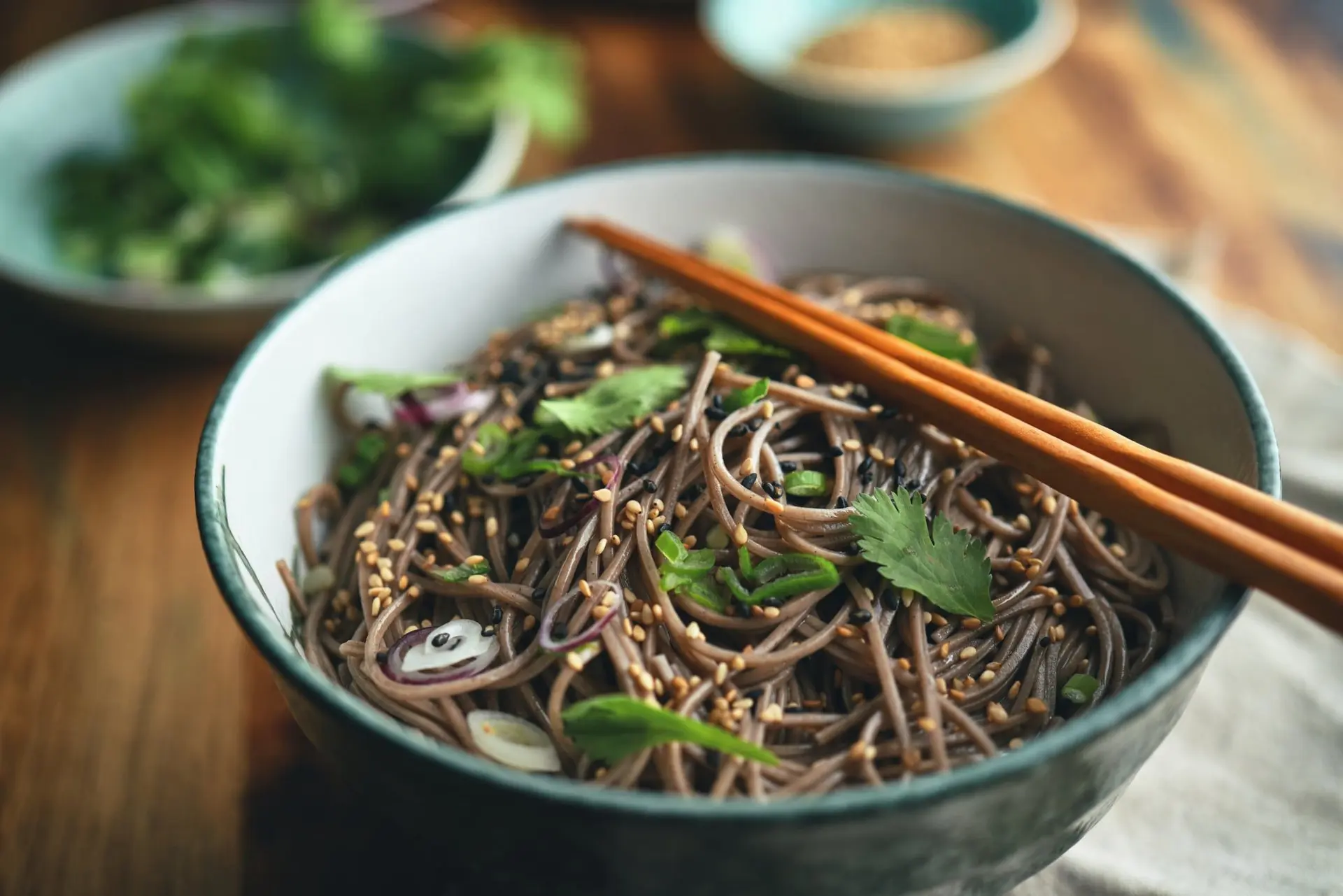 Nouilles soba au sésame, coriandre et sauce soja