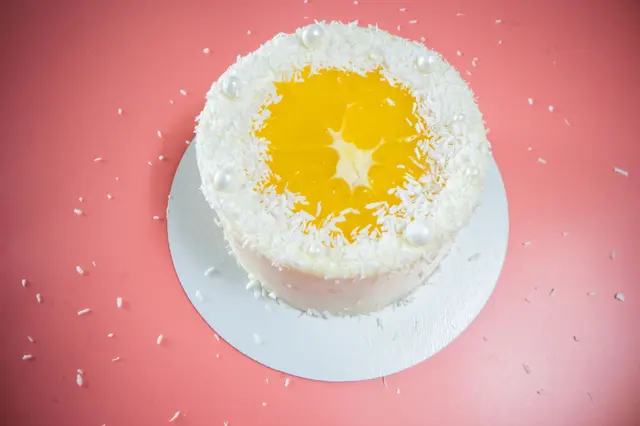 Gâteau au chocolat blanc, orange et noix de coco