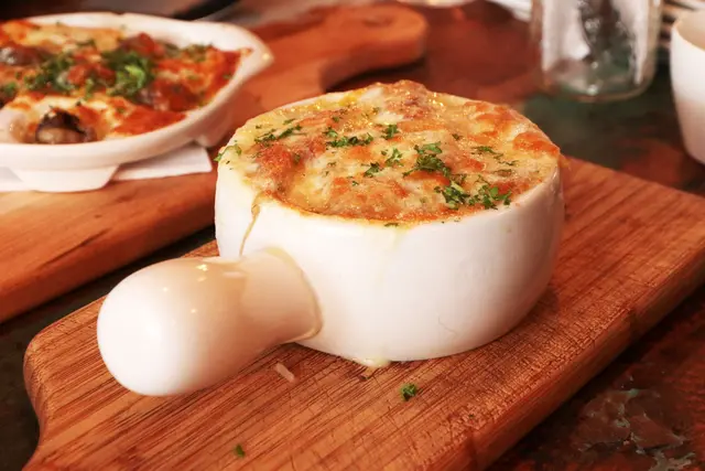 Soupe à l'oignon au fromage gratiné