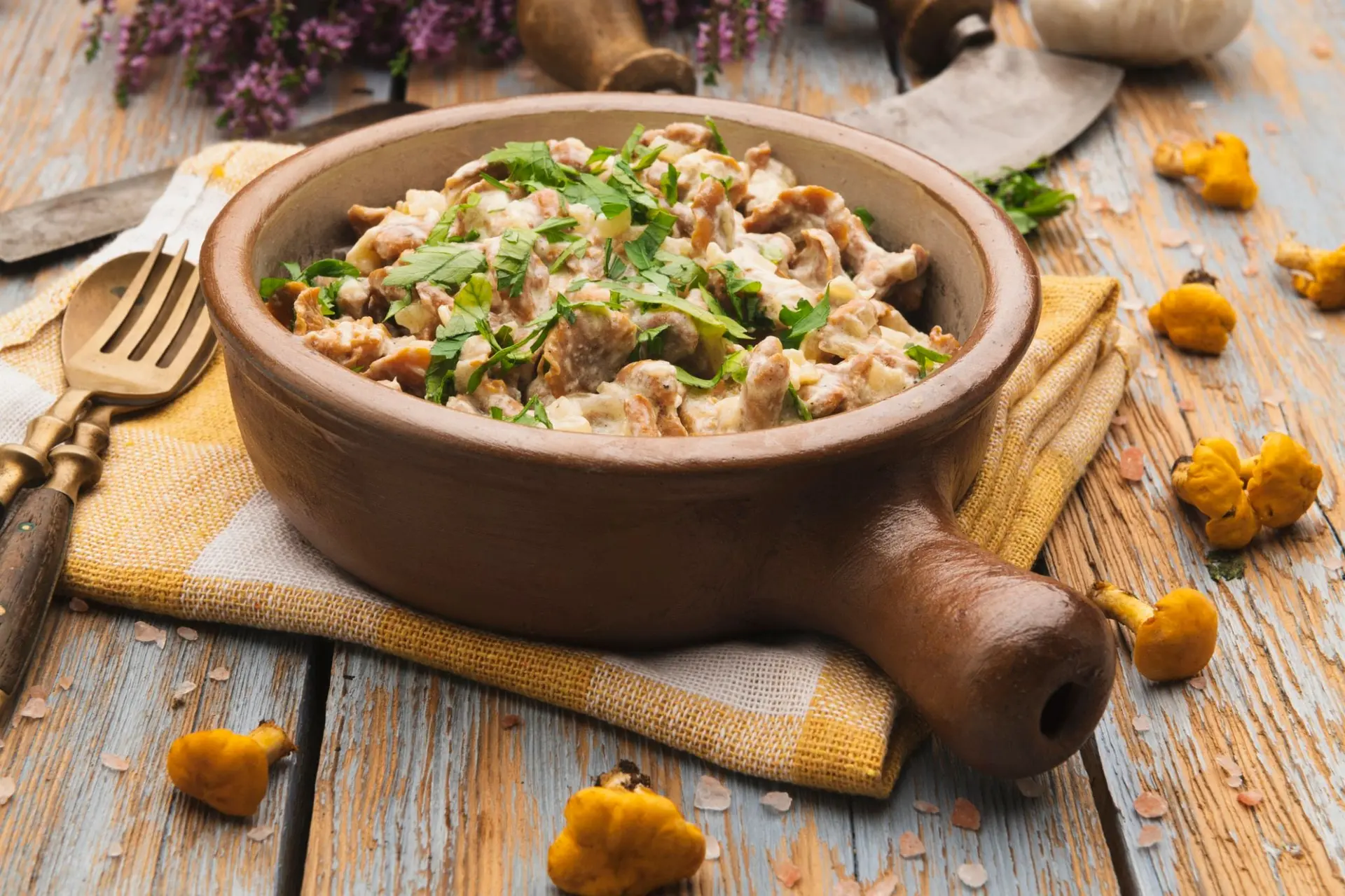 Chanterelles frites avec des oignons