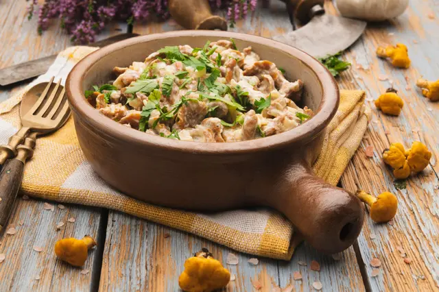 Chanterelles frites avec des oignons