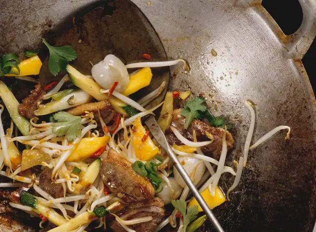 Sauté de canard aux fruits et germes