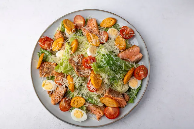Salade césar à la truite ou saumon, tomates cerises et croûtons