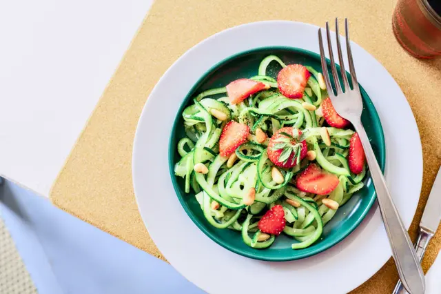 Spaghetti de courgettes avec fraises