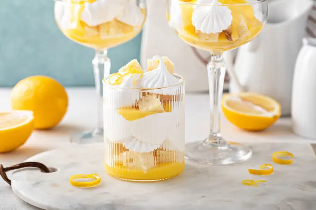 Parfait au citron, crème de citron, crème fouettée et meringue