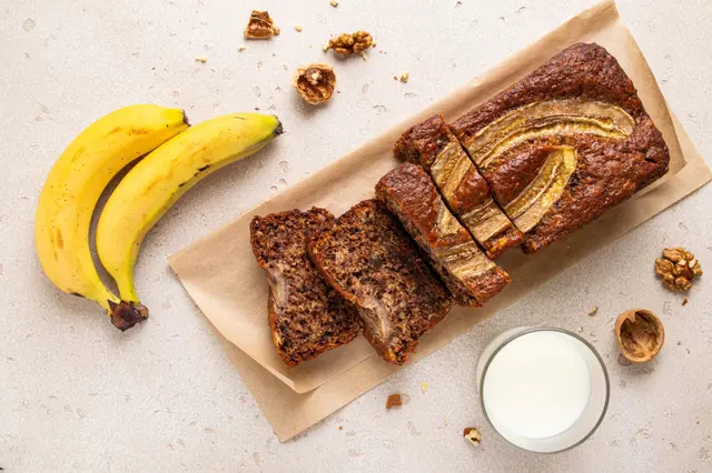 Pain à la banane aux noix, pépites de chocolat et cannelle