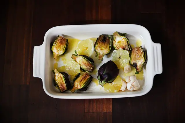 Artichauts avec du citron et de l'ail rôti au four