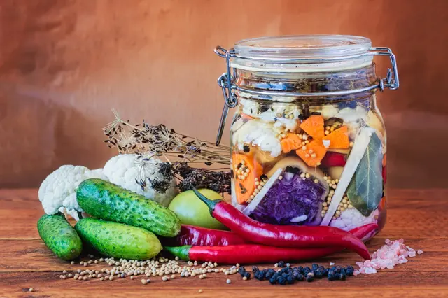 Lactofermentation des légumes : bienfaits, techniques et idées de recettes pour les légumes d’été