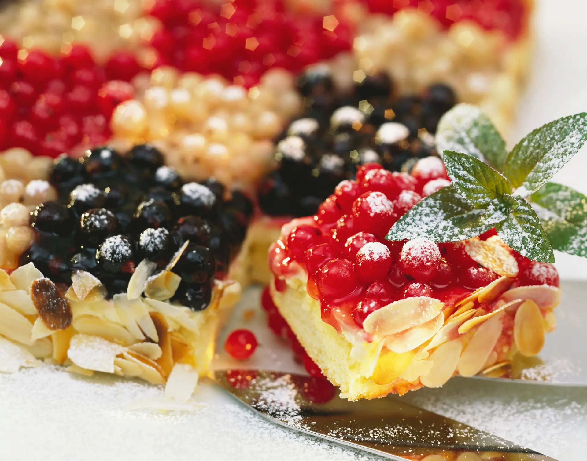 Mosaïque de groseilles avec crème de liqueur aux amandes
