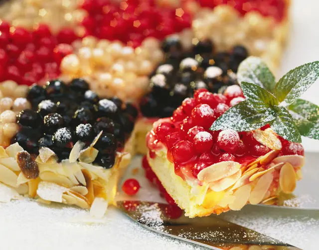 Mosaïque de groseilles avec crème de liqueur aux amandes