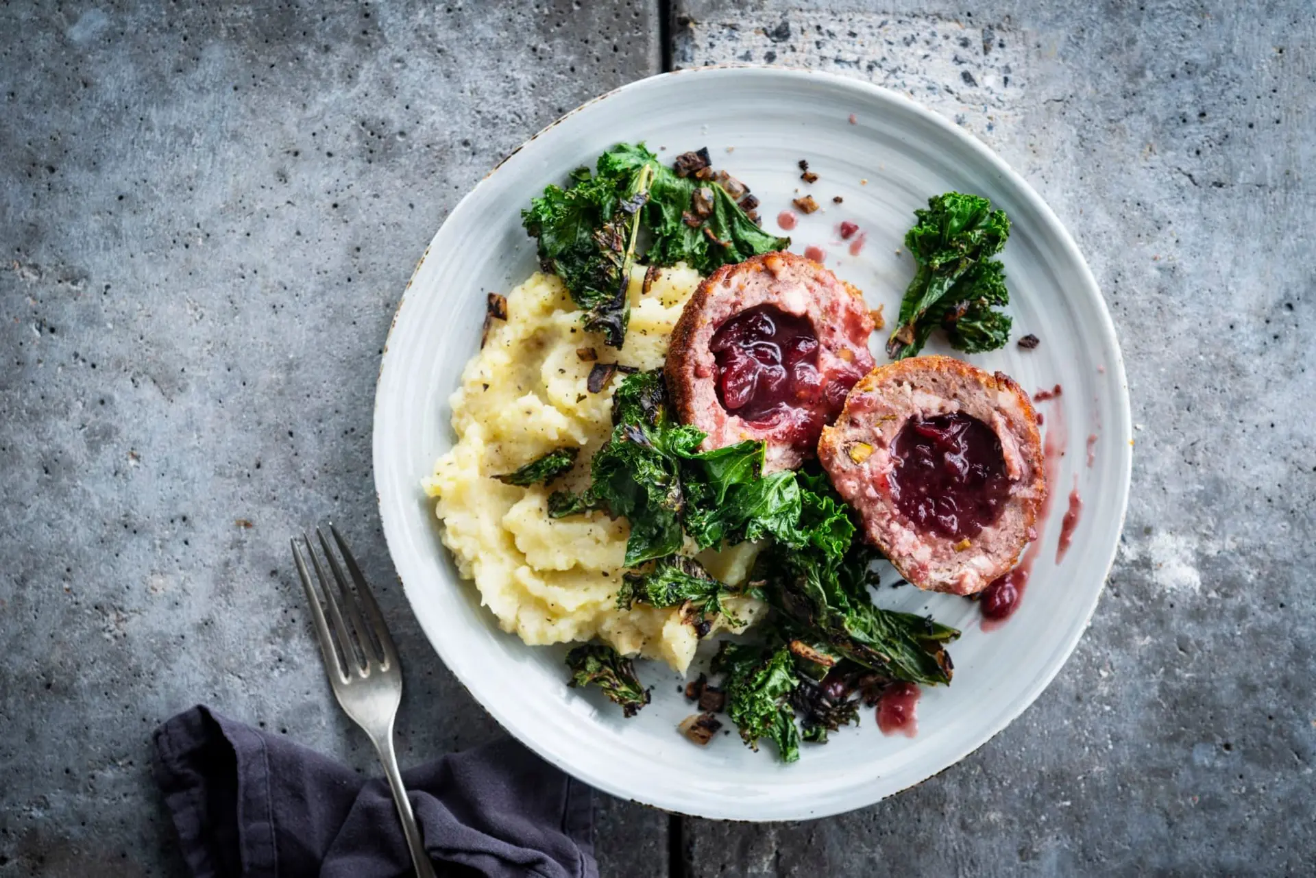 Boulettes de viande farcies aux cranberries et chou kale à la purée