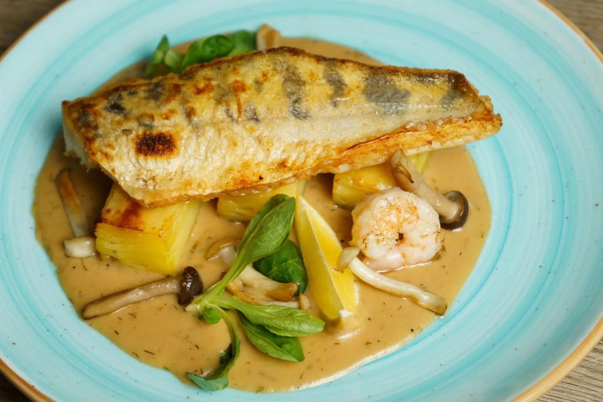 Filet de sandre rôti avec pommes de terre et sauce aux champignons