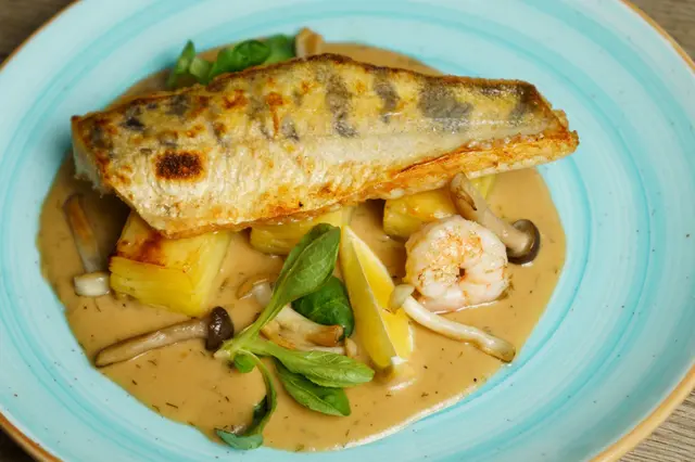 Filet de sandre rôti avec pommes de terre et sauce aux champignons